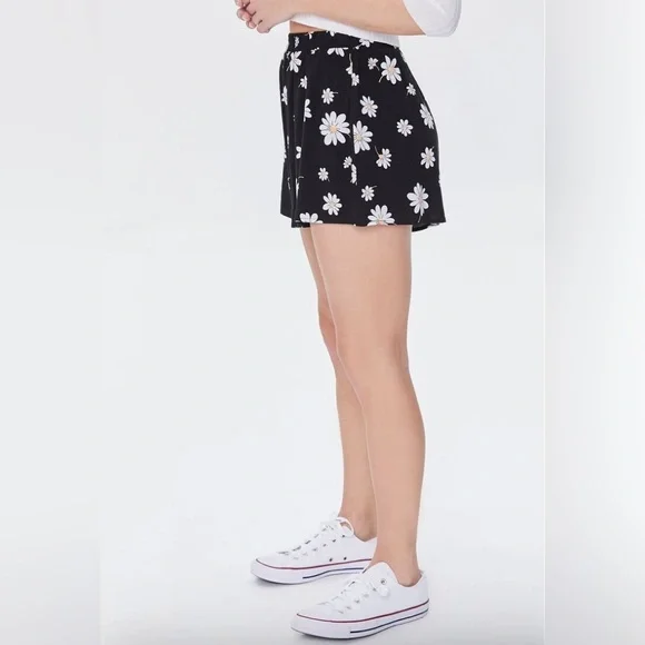 FOREVER 21 Black Daisy Floral Print High Rise Culotte Shorts NEW NWT Sz XS - Picture 3 of 8